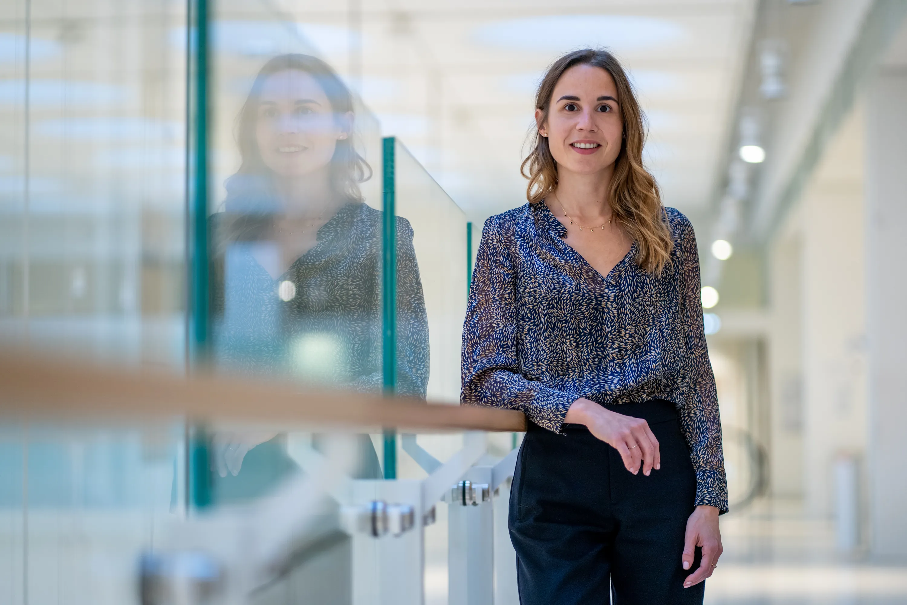 portrait dirigeante femme dans son bureau avec reflet Paris